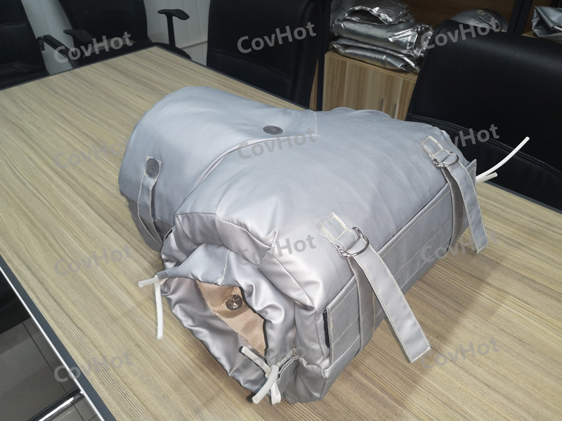 ? ? ? ?冬季氣溫逐漸變冷，我們大家自覺(jué)不自覺(jué)的都穿上了厚厚的衣服御寒。那么問(wèn)題來(lái)了，我們的設(shè)備是否“穿暖”了？要不要穿些東西？穿哪些可以溫暖過(guò)冬？ ? ? ? ?石油，電力，化工等很多行業(yè)裝置每年冬季都會(huì)開(kāi)展設(shè)備防凝凍工作，目的就是不凍壞一臺(tái)設(shè)備、一條管線。設(shè)備凝凍只是因?yàn)榄h(huán)境溫度的降低，解決這個(gè)問(wèn)題常規(guī)來(lái)說(shuō)不外乎就是做保溫。 ? ? ? ?為此，科好特開(kāi)發(fā)了可以與閥門及設(shè)備一同工作的可拆裝保溫產(chǎn)品，安裝和拆卸變得容易，可反復(fù)使用。<a href=http://m.siweitape.com.cn/e/tags/?tagname=%E9%98%80%E9%97%A8%E4%BF%9D%E6%B8%A9 target=_blank class=infotextkey>閥門保溫</a>產(chǎn)品用材屬于輕質(zhì)柔性無(wú)石棉材料，在高度復(fù)雜和狹窄的區(qū)域同樣可以很好使用，無(wú)論是截止閥、球閥等均可安裝。通常用戶只需提供閥門名稱型號(hào)和同一型號(hào)數(shù)量清單即可訂購(gòu)相應(yīng)的可拆卸<a href=http://m.siweitape.com.cn/e/tags/?tagname=%E9%98%80%E9%97%A8%E4%BF%9D%E6%B8%A9%E5%A5%97 target=_blank class=infotextkey><a href=http://m.siweitape.com.cn/e/tags/?tagname=%E9%98%80%E9%97%A8%E4%BF%9D%E6%B8%A9 target=_blank class=infotextkey>閥門保溫</a>套</a>了，特殊類型需要提供詳細(xì)規(guī)格或尺寸?？刹鹦?a href=http://m.siweitape.com.cn/e/tags/?tagname=%E9%98%80%E9%97%A8%E4%BF%9D%E6%B8%A9 target=_blank class=infotextkey>閥門保溫</a>產(chǎn)品外觀漂亮整潔、表面可擦洗，環(huán)保，無(wú)污染。 ? ? ? ?給閥門穿上“保暖衣”，給企業(yè)“錦上添花”！